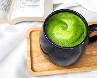 Tasse de thé matcha vert posée sur une table claire, illustrant les bienfaits du matcha au quotidien
