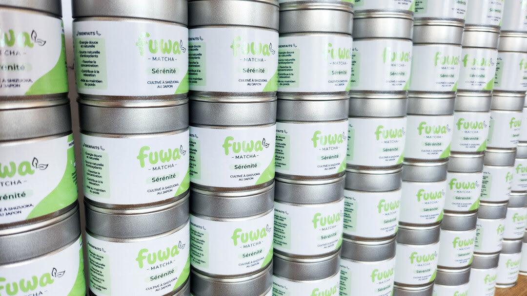 Boîtes métalliques de matcha Fuwa Matcha Sérénité empilées, conditionnement hermétique qui préserve la fraîcheur