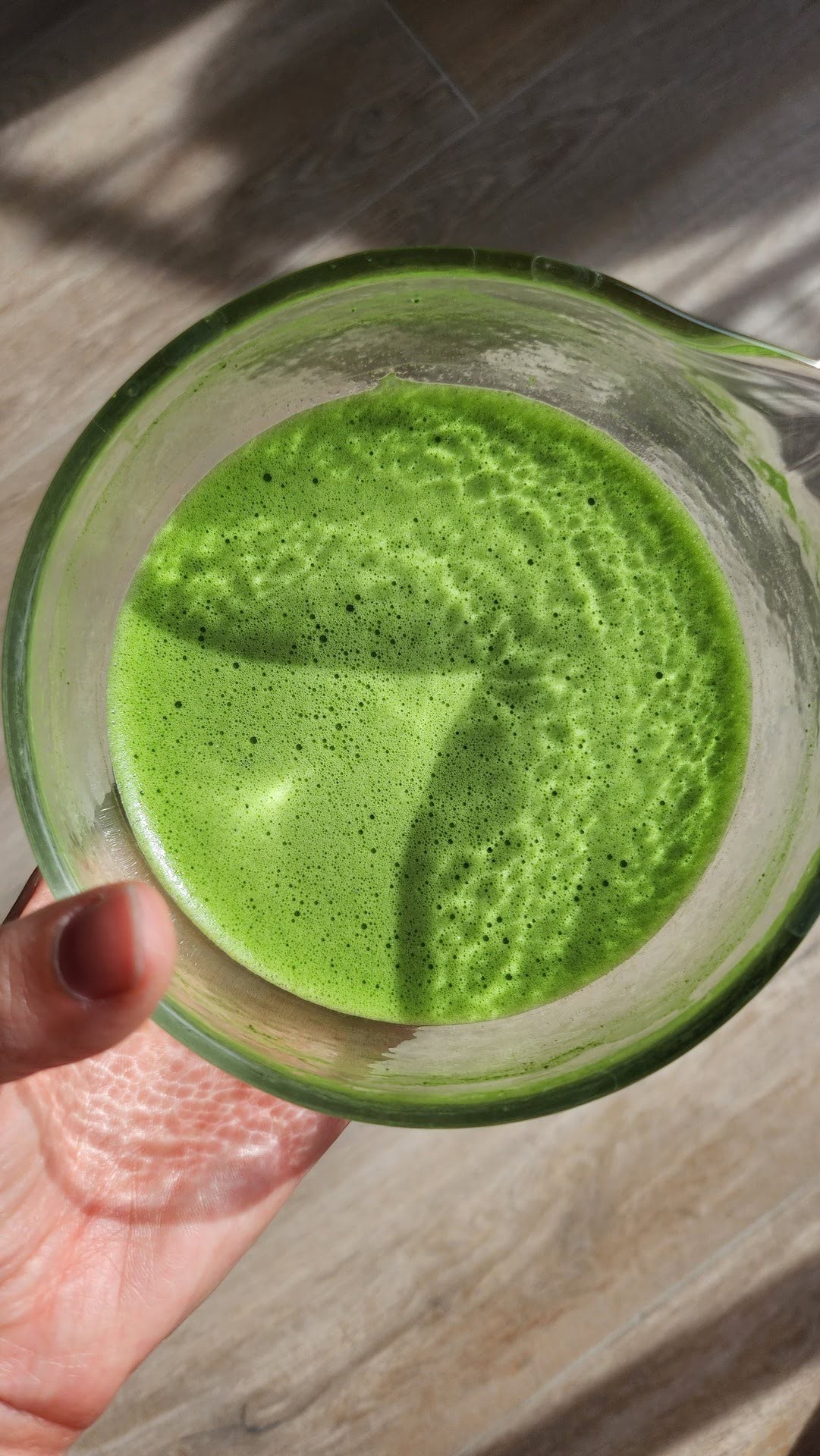 Bol de matcha Fuwa Matcha fraîchement préparé, à partager avec les amateurs de thé vert