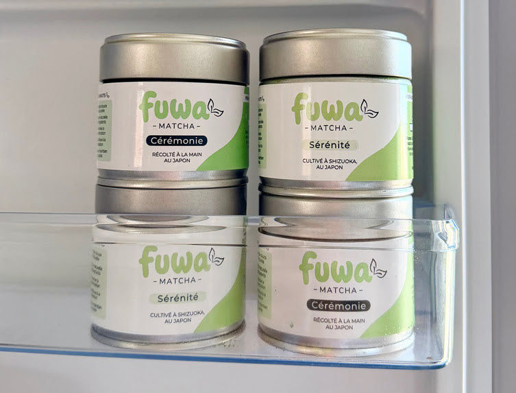 Quatre boîtes de matcha Fuwa Matcha Cérémonie et Sérénité rangées au réfrigérateur