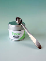 Cuillère doseuse en inox posée sur une boîte fermée de matcha Cérémonie Fuwa Matcha récolté à Kagoshima