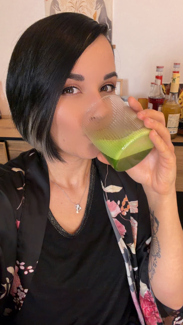 Dégustation d'un verre de matcha de cérémonie bio Fuwa Matcha, à la saveur douce et umami