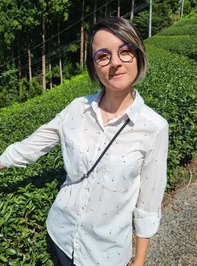 Fanny dans les champs de thé