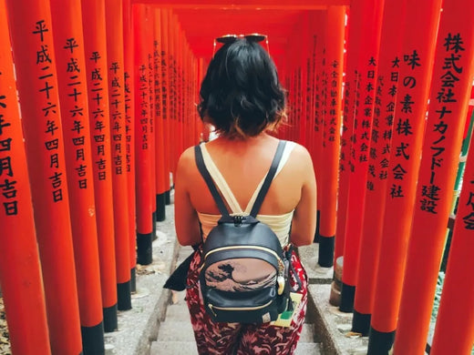 Fanny de dos, torii rouges (Fushimi Inari)