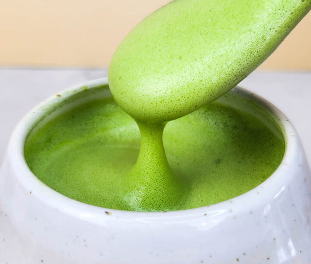 Mousse de matcha versée dans le bol