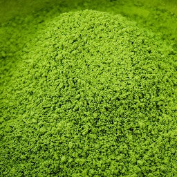 Poudre de matcha d'un vert vif et intense, finement moulue, idéale pour donner sa couleur vibrante aux cookies