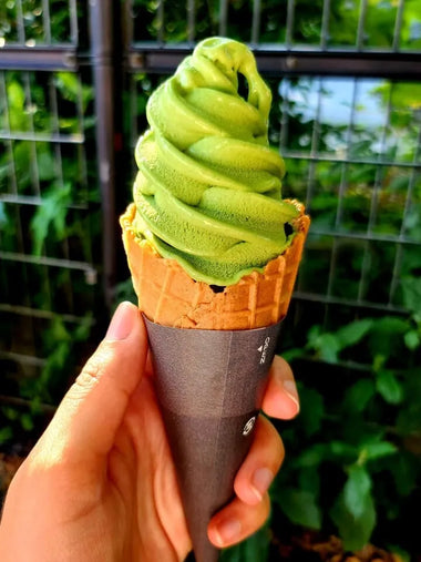 Glace au matcha tenue à la main