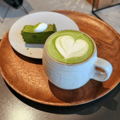Matcha latte sur plateau