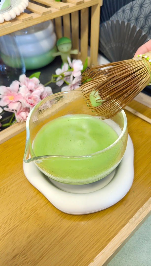 Mousse onctueuse et dense de matcha, parsemée de micro-bulles après fouettage au chasen en bambou