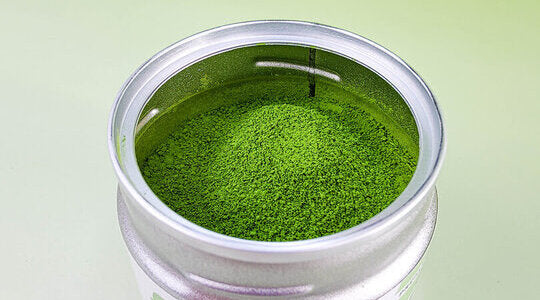 Poudre de matcha de cérémonie Fuwa Matcha d'un vert vif et éclatant dans sa boîte, signe d'une haute qualité