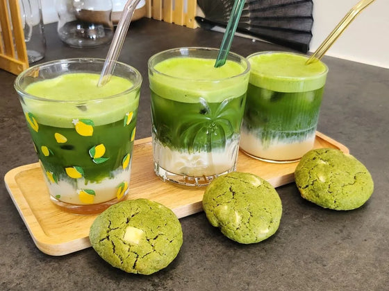 Verres de matcha latte glacé