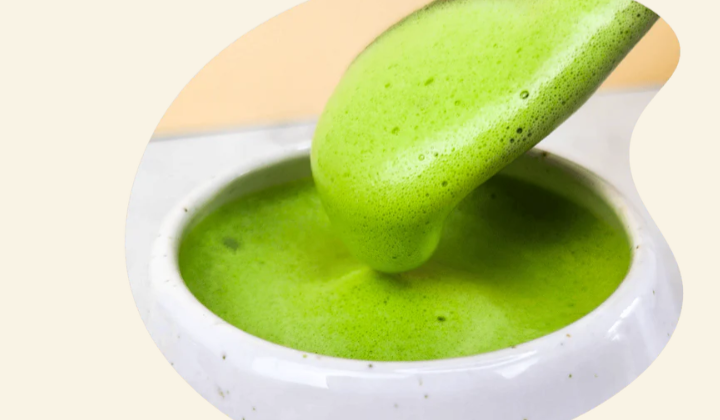 Mousse de matcha vibrante en gros plan